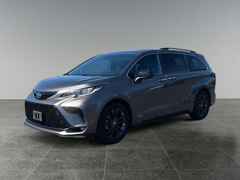 Used 2021 Toyota Sienna XSE w/ XSE Plus Package FWD image 3