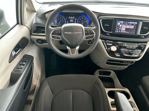 Used 2023 Chrysler Voyager LX FWD image 33