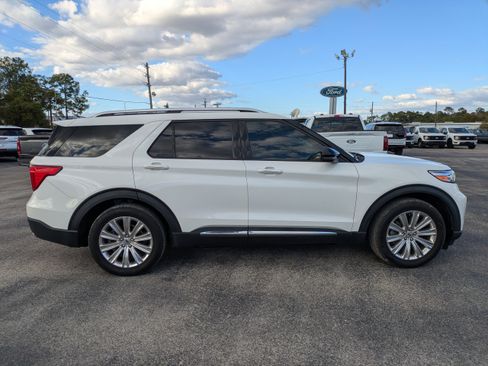 Certified 2022 Ford Explorer Limited w/ Limited Technology Package image 3