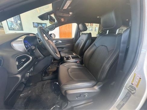 Used 2025 Chrysler Pacifica Select FWD image 4