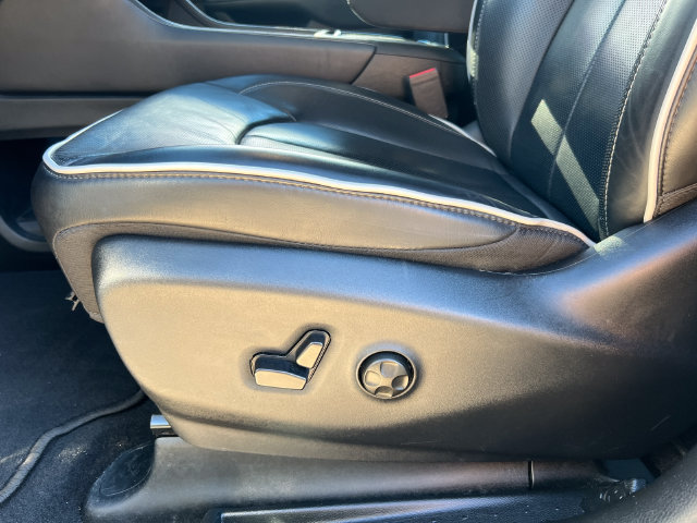 Used 2025 Chrysler Pacifica Limited FWD image 13