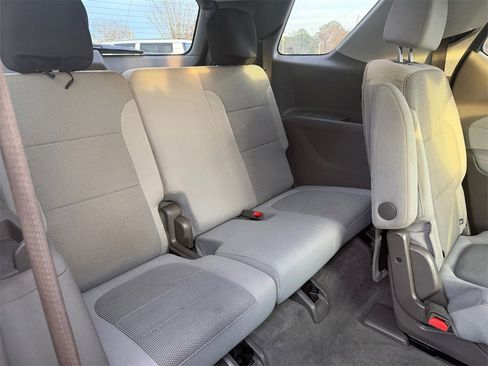 Used 2020 Chevrolet Traverse LT image 18