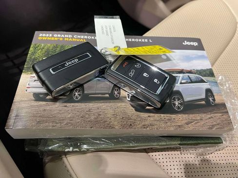 Used 2023 Jeep Grand Cherokee Limited w/ Luxury Tech Group II image 37
