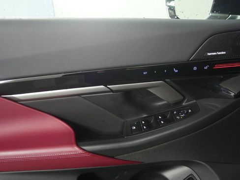 Certified 2025 BMW 530i image 8