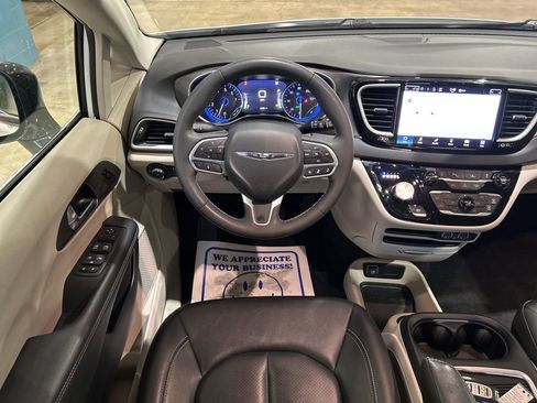 Used 2024 Chrysler Pacifica Touring-L FWD image 27