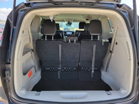 Used 2023 Chrysler Pacifica Touring-L FWD image 13