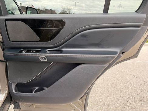 Used 2025 Lincoln Aviator AWD image 32