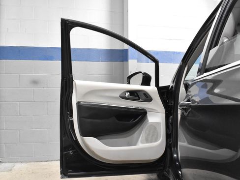 Used 2022 Chrysler Pacifica Touring-L FWD image 13
