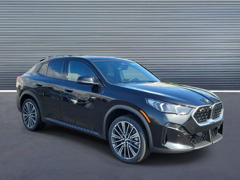 New 2026 BMW X2 xDrive28i w/ Technology Package AWD/4WD image 2