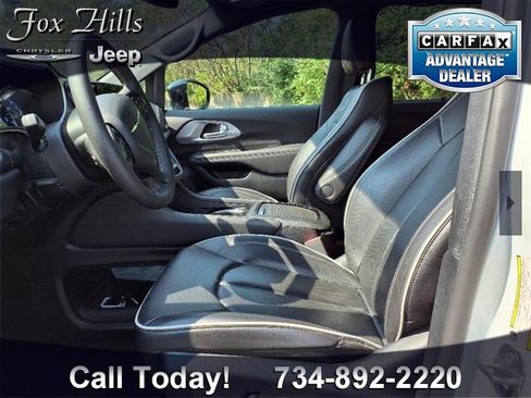 Used 2025 Chrysler Pacifica Limited image 17