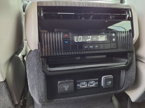 Certified 2024 Jeep Wagoneer L Series II w/ Flexible Seating Group AWD/4WD image 24