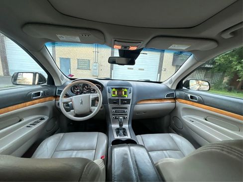 Used 2010 Lincoln MKT AWD image 26