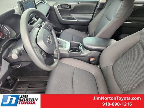 Used 2022 Toyota RAV4 LE FWD image 13