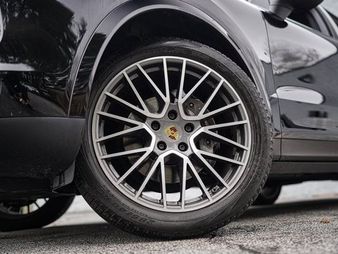 Used 2020 Porsche Cayenne image 17