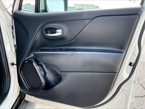 Used 2020 Jeep Renegade Altitude w/ UConnect 8.4 Nav Group FWD image 12