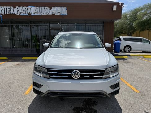Used 2018 Volkswagen Tiguan SE w/ Panoramic Sunroof Package image 2