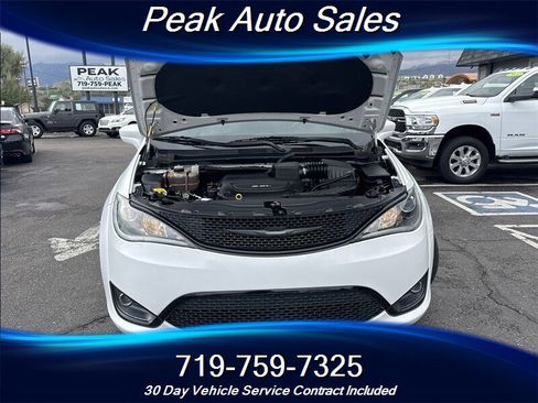 Used 2018 Chrysler Pacifica Touring-L w/ Premium Audio Group FWD image 39