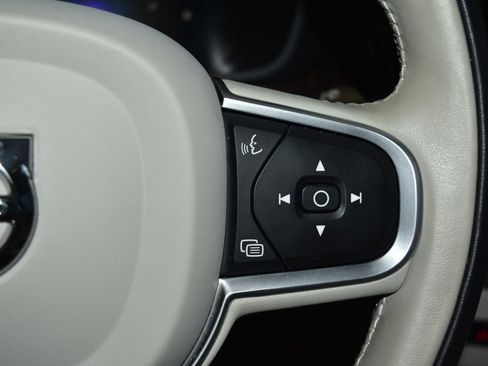 Used 2022 Volvo XC60 B5 Momentum image 10