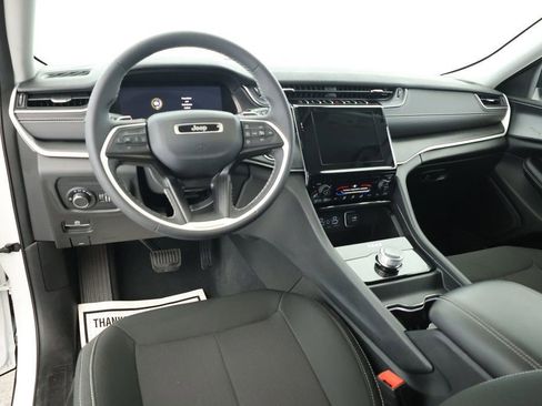 Used 2023 Jeep Grand Cherokee Laredo image 10