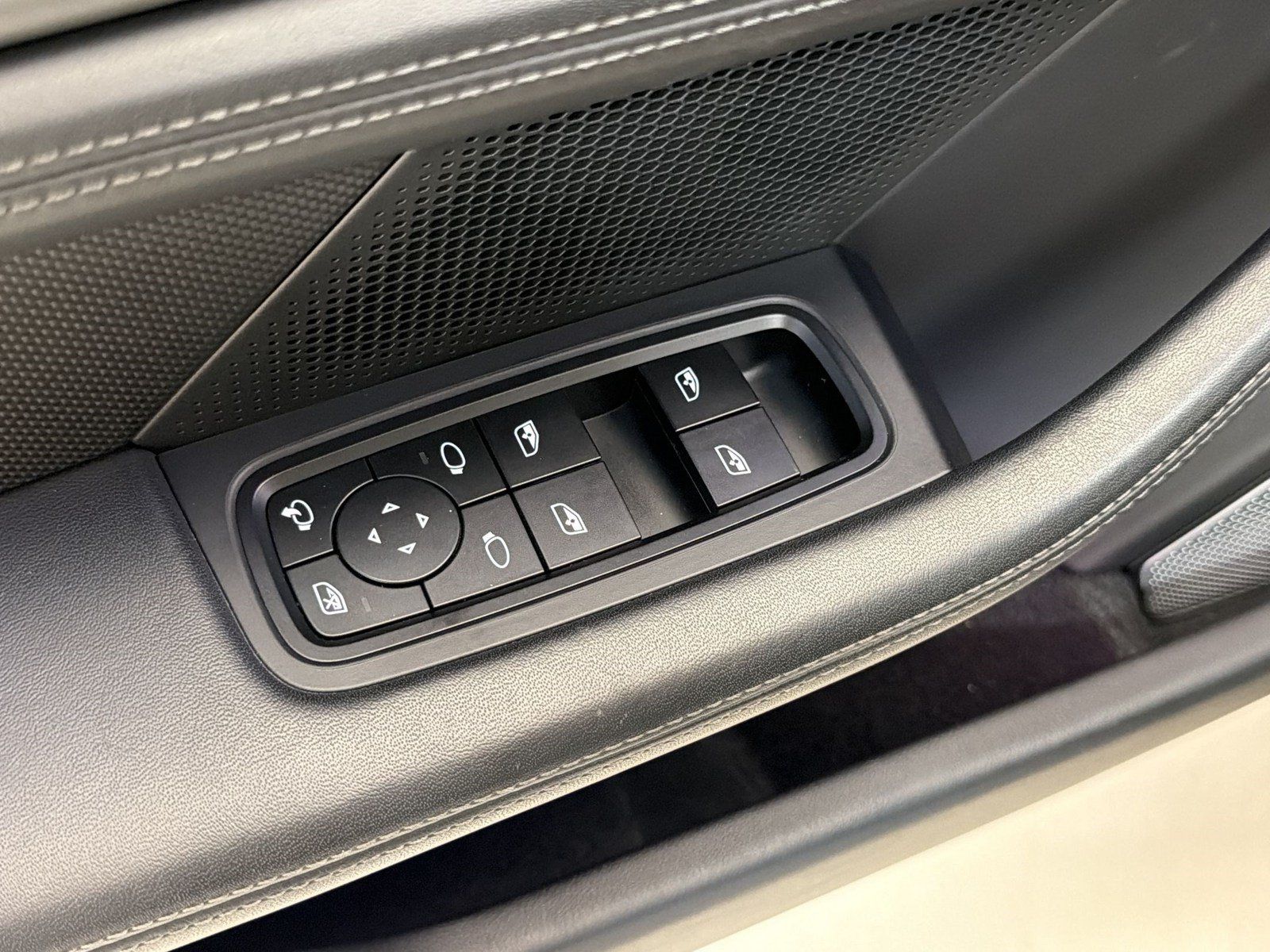 Used 2022 Porsche Taycan Turbo S AWD/4WD image 25