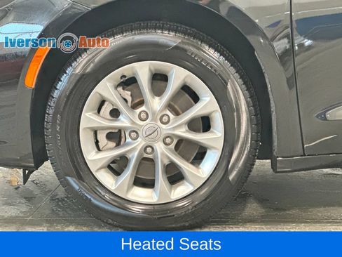 Used 2024 Chrysler Pacifica Touring-L AWD/4WD image 11