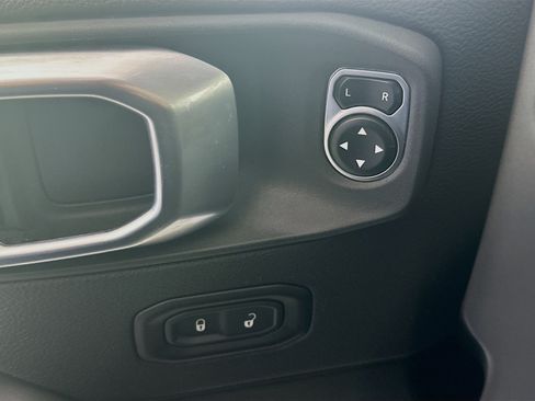 Used 2024 Jeep Wrangler Unlimited Sahara AWD/4WD image 15