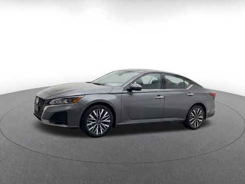 Used 2025 Nissan Altima 2.5 SV FWD image 3