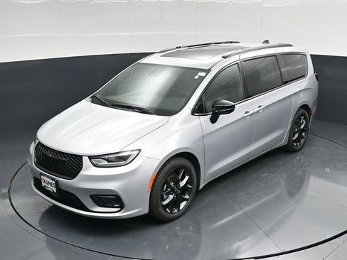 New 2026 Chrysler Pacifica Limited FWD image 52
