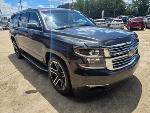 Used 2018 Chevrolet Suburban Premier AWD/4WD image 3