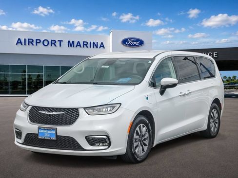 Used 2023 Chrysler Pacifica Touring-L FWD image 4