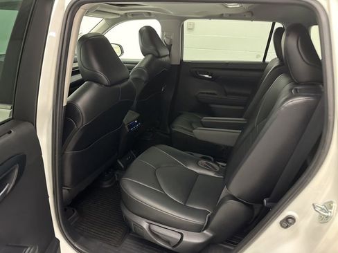 Used 2021 Toyota Highlander XLE AWD/4WD image 46
