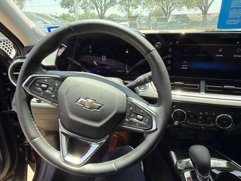 Used 2025 Chevrolet Trax ACTIV w/ Sunroof Package FWD image 6