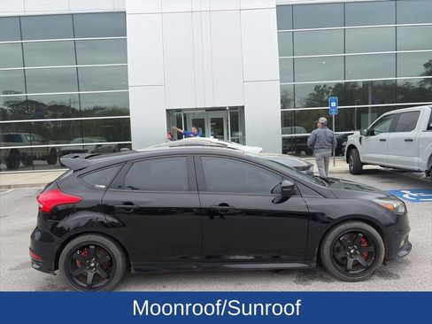 Used 2017 Ford Focus ST w/ Equipment Group 402A image 2