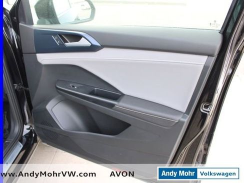 Used 2024 Volkswagen Taos SE image 21