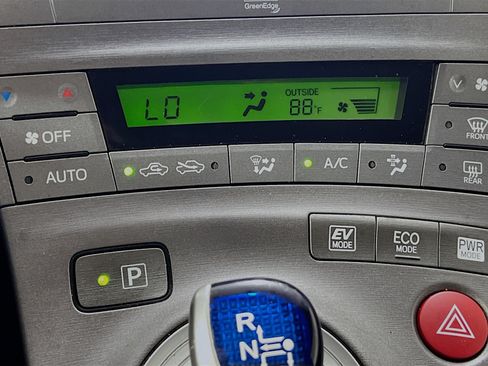 Used 2015 Toyota Prius Five FWD image 25