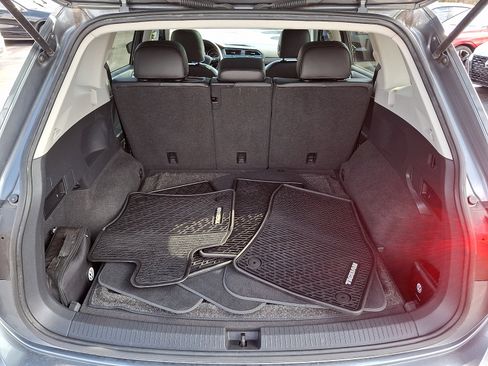 Used 2018 Volkswagen Tiguan SE w/ Panoramic Sunroof Package image 28