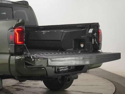 Used 2021 Toyota Tacoma SR5 w/ Trail Edition image 9