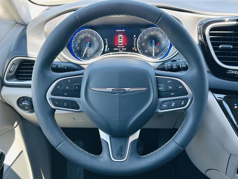 Used 2024 Chrysler Pacifica Touring-L FWD image 16