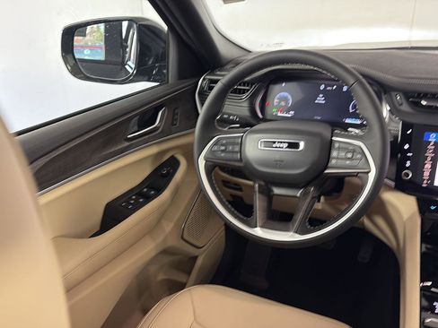 New 2026 Jeep Grand Cherokee Limited w/ Limited Altitude Package AWD/4WD image 8