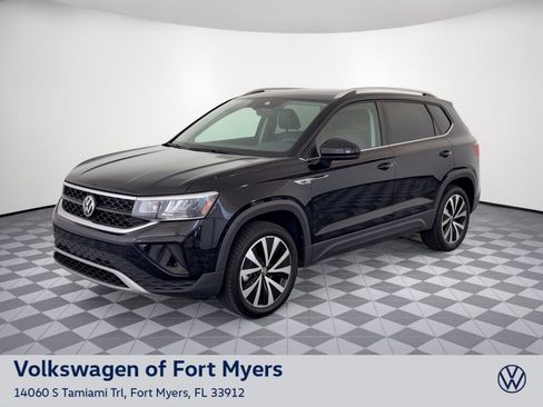 Used 2023 Volkswagen Taos SE w/ Panoramic Sunroof Package FWD image 1