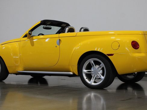 Used 2003 Chevrolet SSR w/ Preferred Equipment Group image 27