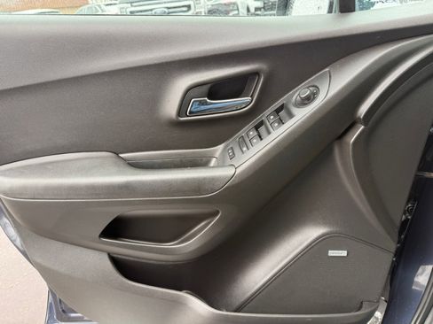 Used 2018 Chevrolet Trax LT w/ Sun & Sound Package image 33