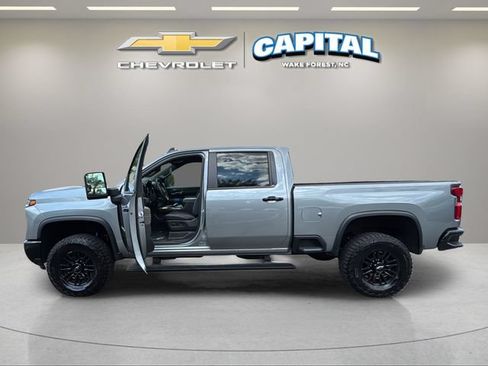 Used 2024 Chevrolet Silverado 2500 ZR2 w/ Technology Package AWD/4WD image 10