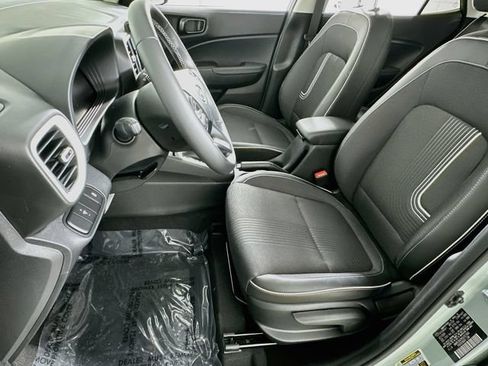 Used 2025 Hyundai Venue Limited FWD image 9