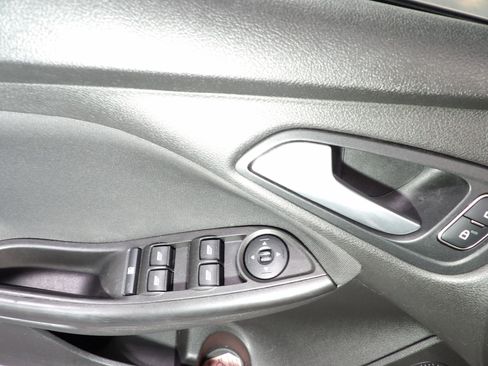 Used 2018 Ford Focus SE FWD image 8