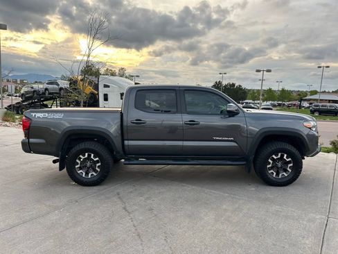 Used 2018 Toyota Tacoma TRD Off-Road w/ Technology Package AWD/4WD image 9