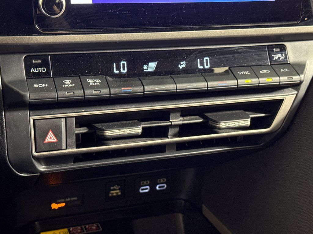 Used 2025 Toyota Camry LE FWD image 28