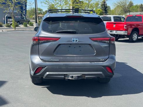 Used 2021 Toyota Highlander XLE AWD/4WD image 6