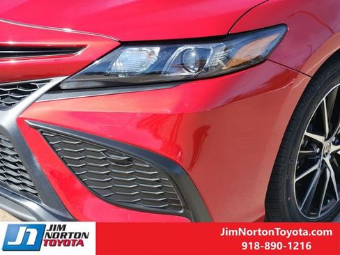 Used 2024 Toyota Camry SE image 11