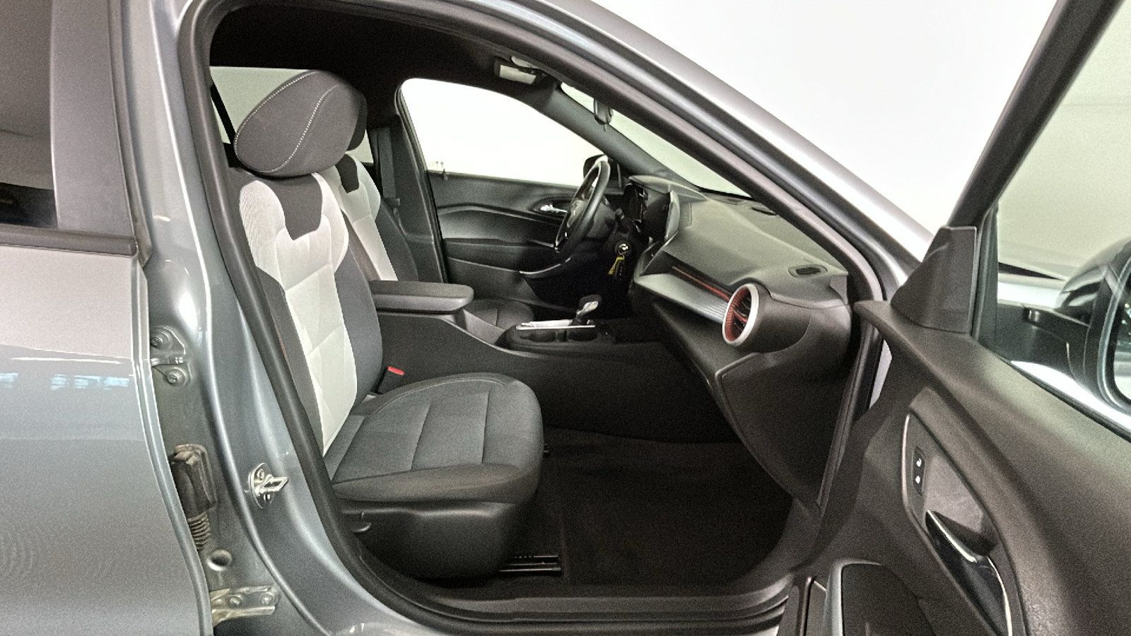 Used 2024 Chevrolet Trax RS w/ Driver Confidence Package FWD image 35